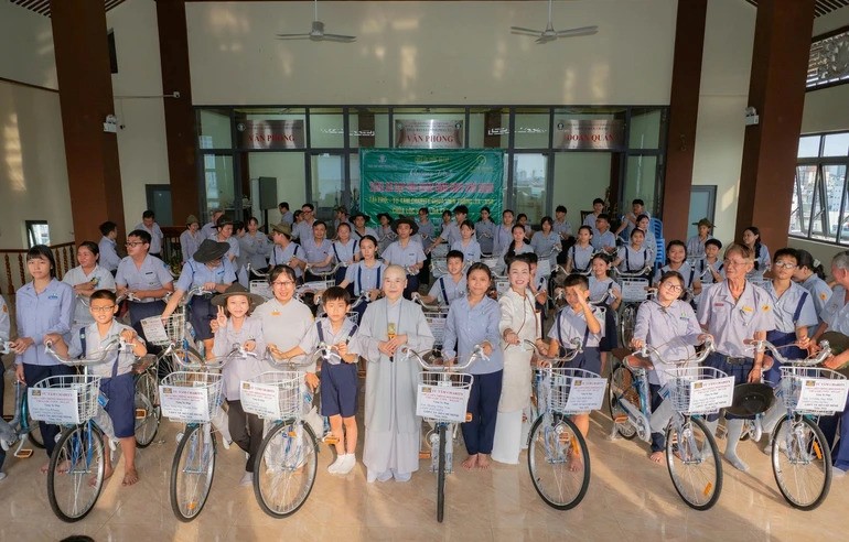 Nun Thich Nu Minh Lien, and the sponsoring unit presented bicycles to the group members at Thien Chanh Pagoda. Photo: Ho Chi Minh City Buddhist Family