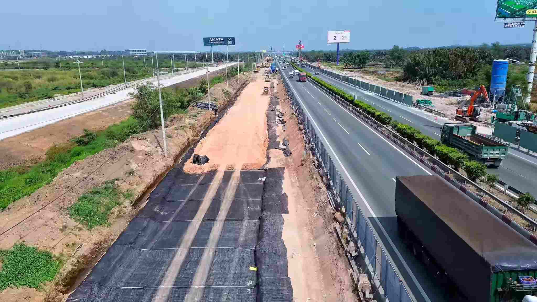 Thi công mở rộng cao tốc TPHCM - Long Thành lên 10 làn xe. Ảnh: Anh Tú