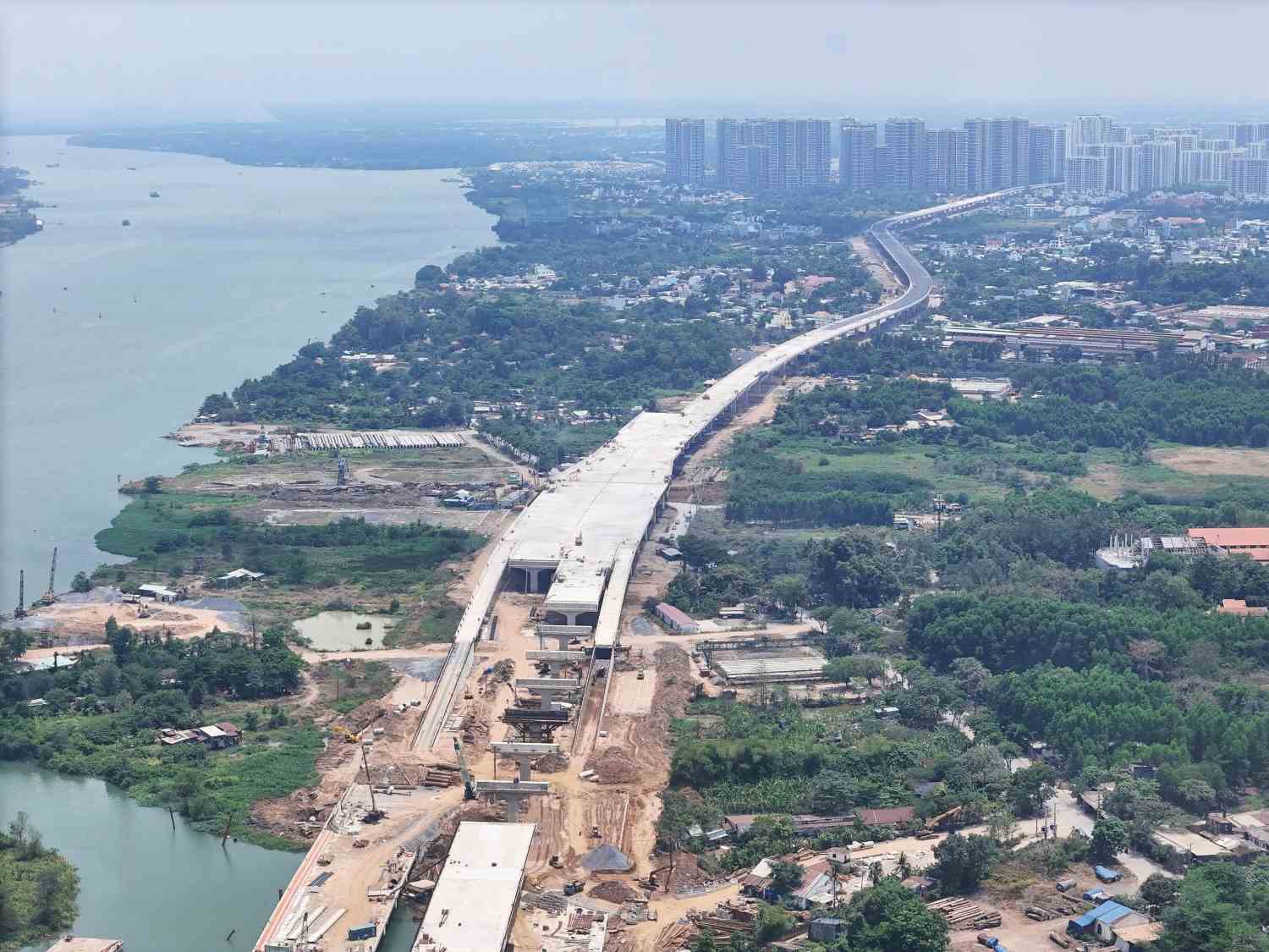Thi công đoạn Vành đai 3 trên cao phía Đông TPHCM.  Ảnh: Minh Quân