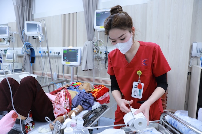 Medical staff provide emergency care to patients. Photo: Thuy Linh