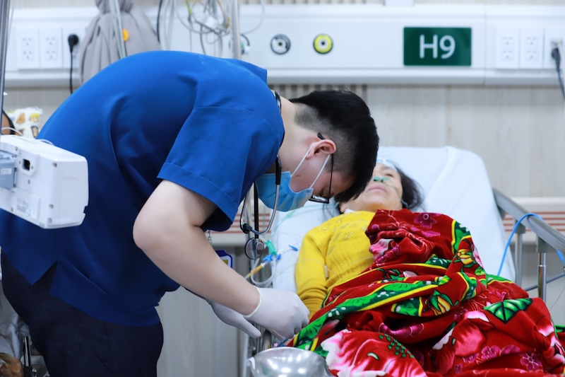 Cấp cứu người bệnh tại Bệnh viện Bạch Mai. Ảnh: Thùy Linh