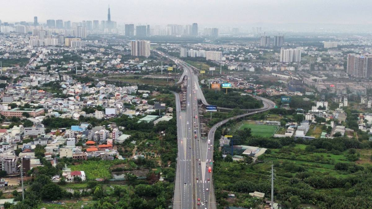 Tại đường dẫn cao tốc cả hai hướng đều thông thoáng. Ảnh: Anh Tú