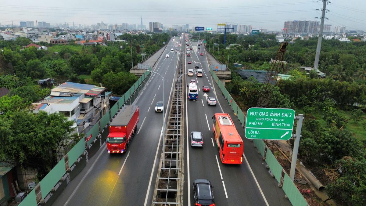 Dòng xe di chuyển trên cao tốc về nút giao vành đai 2 TPHCM. Ảnh: Anh Tú