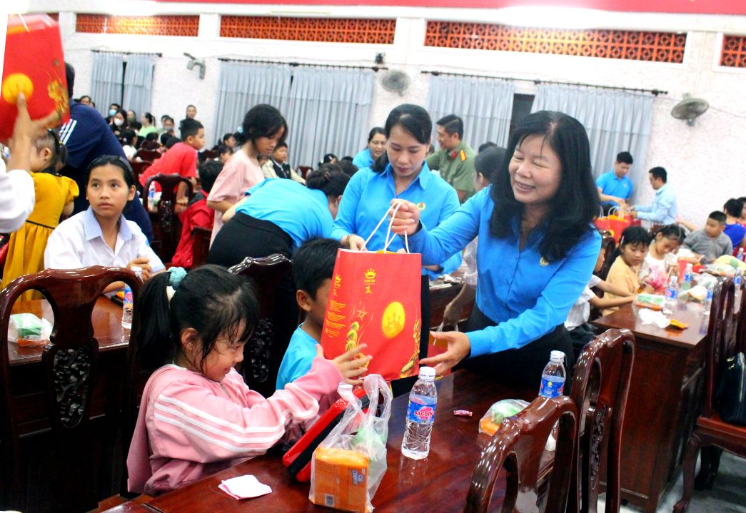 Chủ tịch LĐLĐ tỉnh Đồng Tháp Huỳnh Thị Tuyết Vui tặng quà cho con đoàn viên, công nhân, người lao động dịp Ngày quốc tế thiếu nhi. Ảnh: Thanh Mai