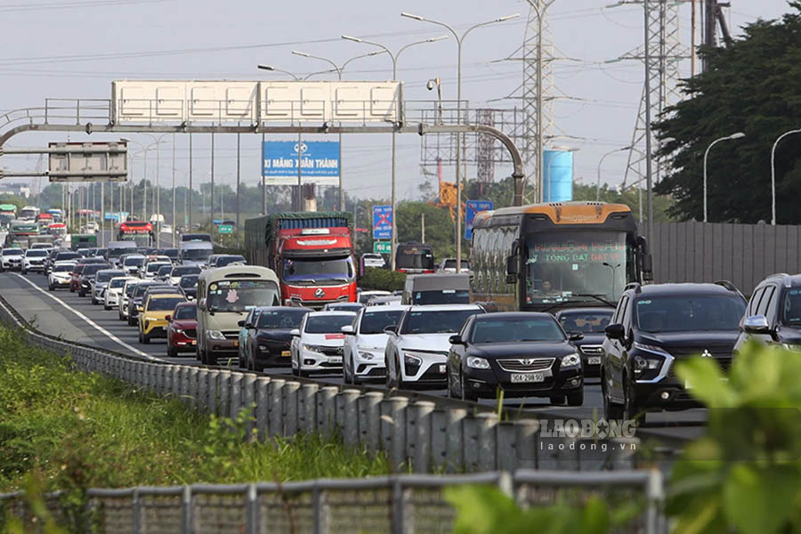 At the end of the Phap Van - Cau Gie expressway (Hanoi), the traffic jam stretched nearly 2km. Photo: The Ky
