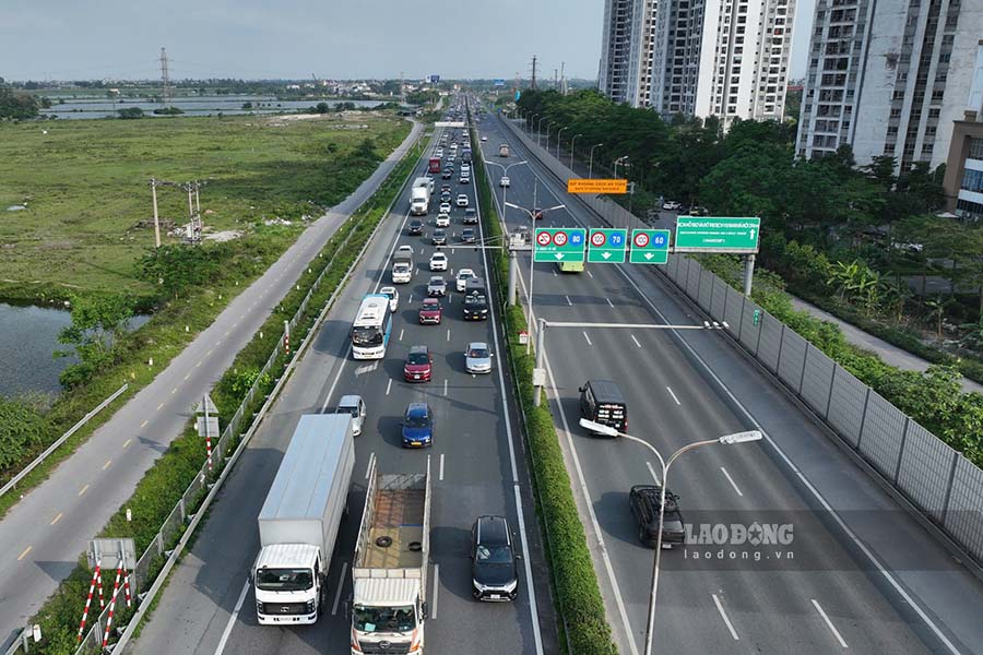 Càng về chiều tối lượng phương tiện càng tăng cao. Ảnh: Tô Thế