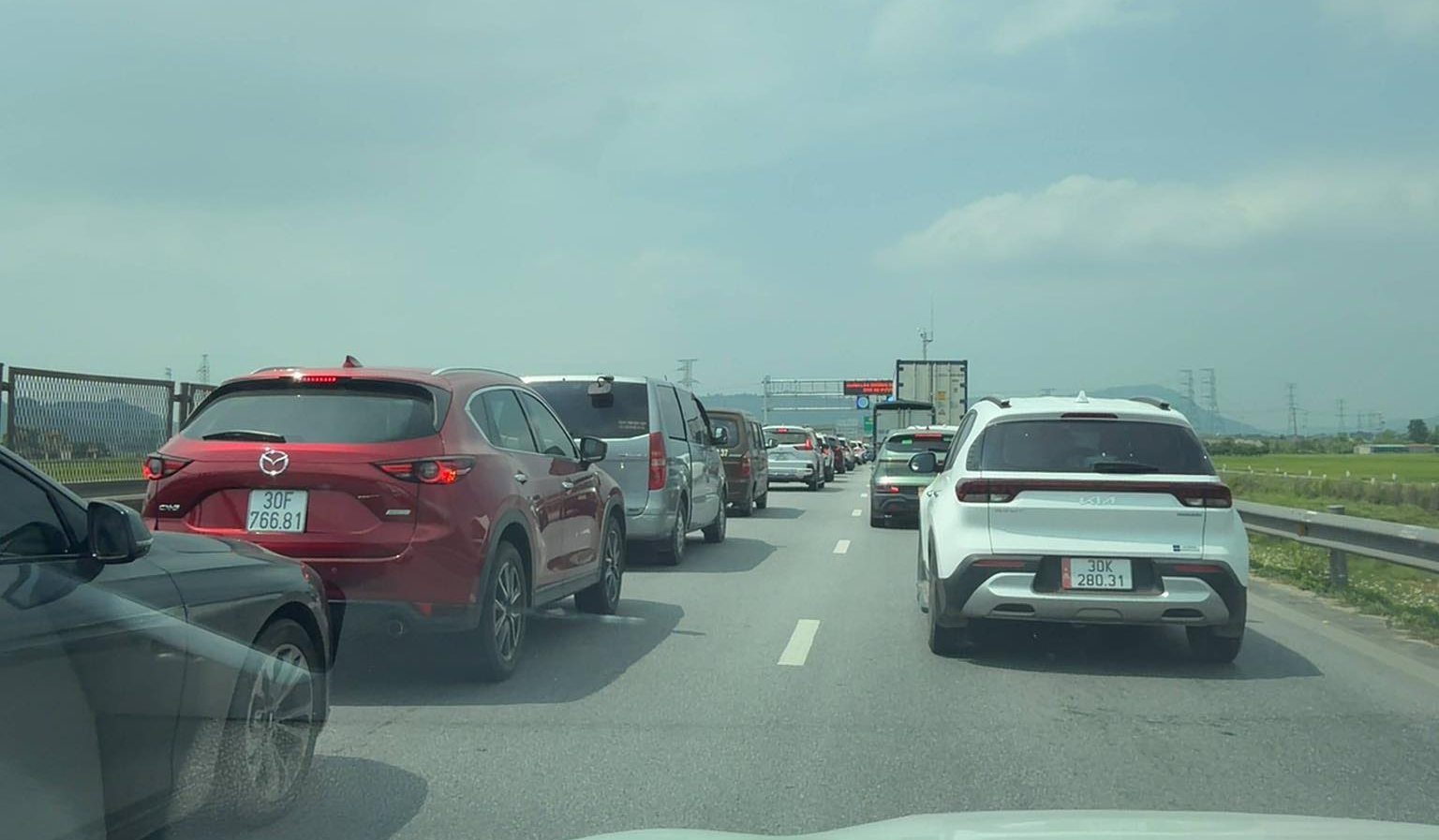Phương tiện ùn ứ trên cao tốc Thanh Hóa - Hà Nội chiều 2.5. Ảnh: Anh Châu
