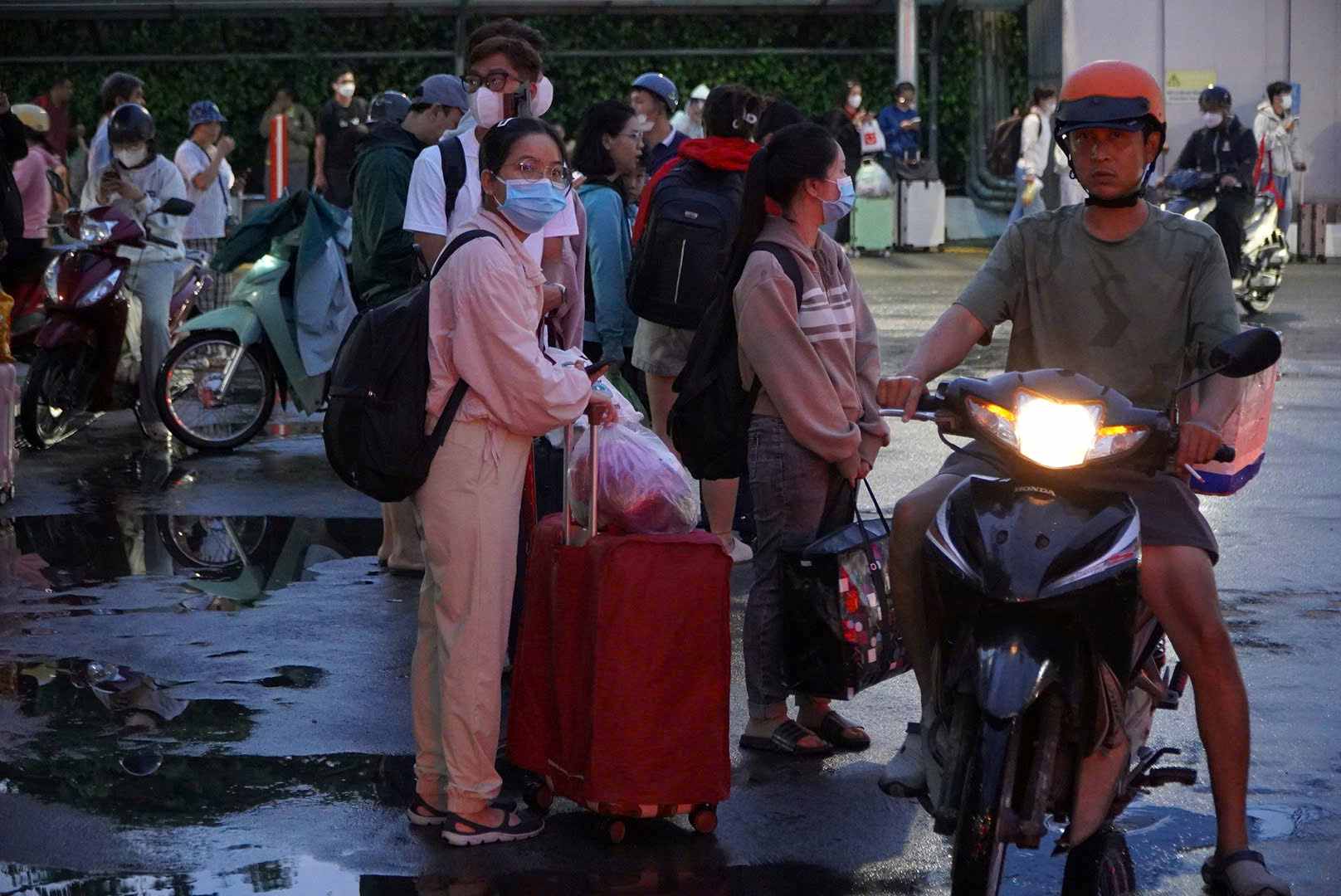 Người dân lỉnh kỉnh đồ đạc quay lại TPHCM. Ảnh: Chân Phúc