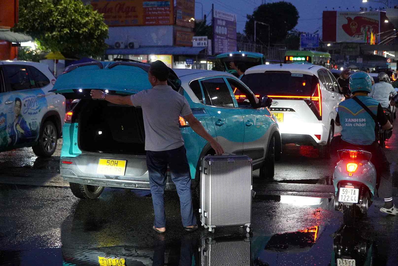 Dù đông đúc nhưng ghi nhận không xảy ra ùn tắc tại bến xe miền Tây. Ảnh: Chân Phúc