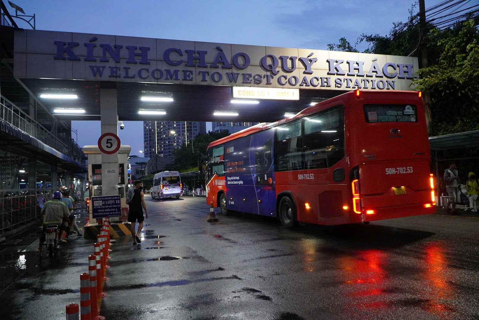 Xe khách cập bến liên tục. Ảnh: Chân Phúc