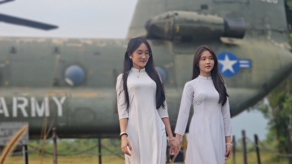 Young people return to the "red address" in Quang Tri to learn history. Photo: Nguyen Luan