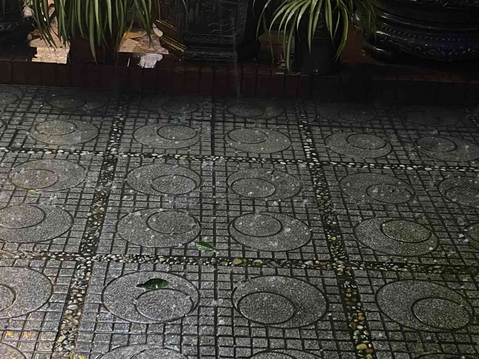 Hà Nội xuất hiện mưa đá. Ảnh: Khánh An