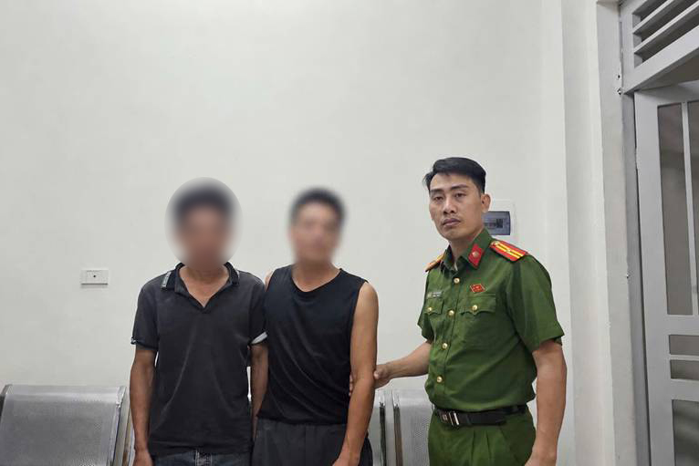 The man who intended to rush into the train to commit suicide (middle) was handed over to his family by functional forces. Photo: Hanoi Police