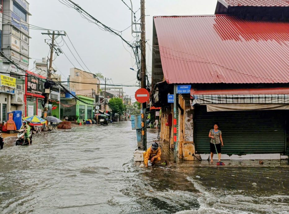 ズオン・ヴァン・カム通り(トゥードゥック市場のすぐ隣)の浸水地点。写真:アイン・トゥー