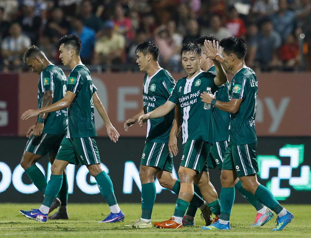 Dưới sân, các cầu thủ Trường Tươi Đồng Nai cũng thi đấu quyết tâm và sớm tạo lợi thế dẫn trước. Các khán giả kì vọng đội bóng của huấn luyện viên Việt Thắng sẽ giành trọn 3 điểm để tiếp tục duy trì lợi thế trong cuộc đua vô địch và giành vé thăng hạng lên V.League.