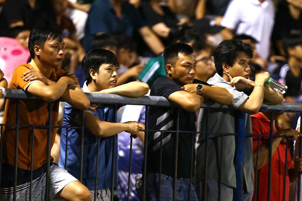 Nhiều khán giả không tìm được chỗ ngồi vẫn nán lại đứng sát hàng rào để theo dõi trận đấu giữa Trường Tươi Đồng Nai và Thanh Niên TPHCM.