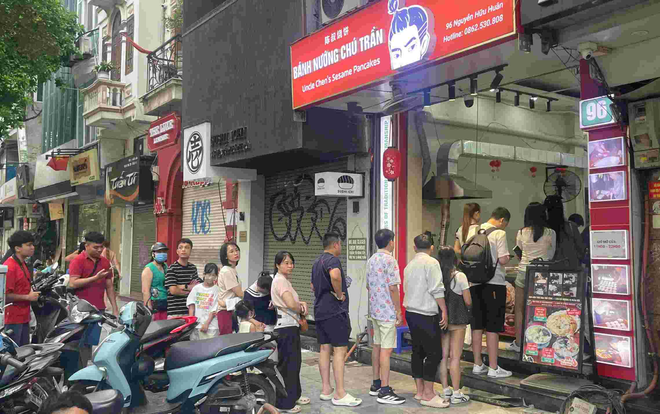 Hàng dài khách xếp hàng để mua được bánh nướng. Ảnh: Minh Vũ