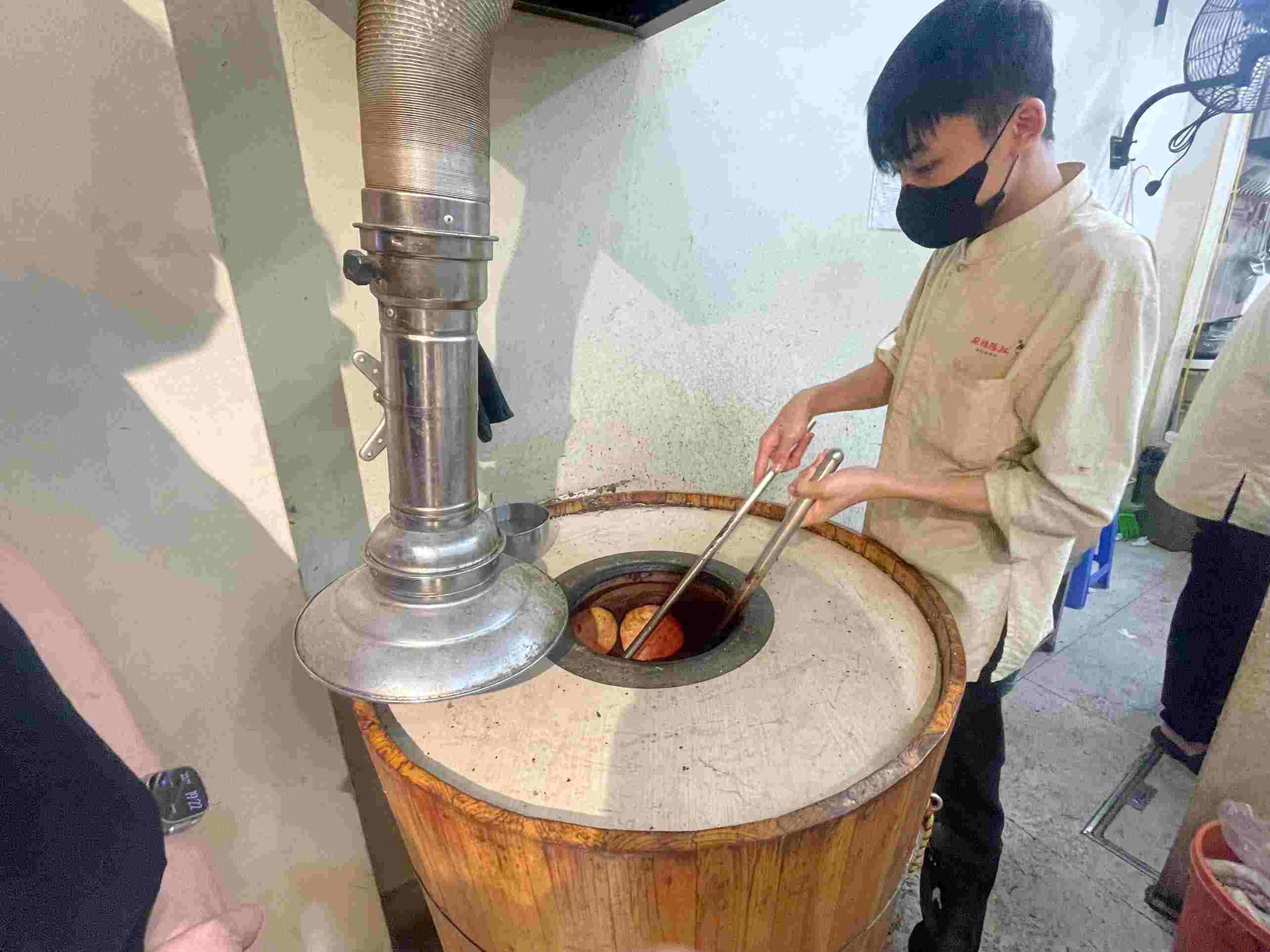Khách tới mua là quán nướng ngay tại chỗ, đảm bảo từng mẻ bánh luôn nóng hổi, giòn rụm khi đến tay người ăn. Ảnh: Minh Vũ