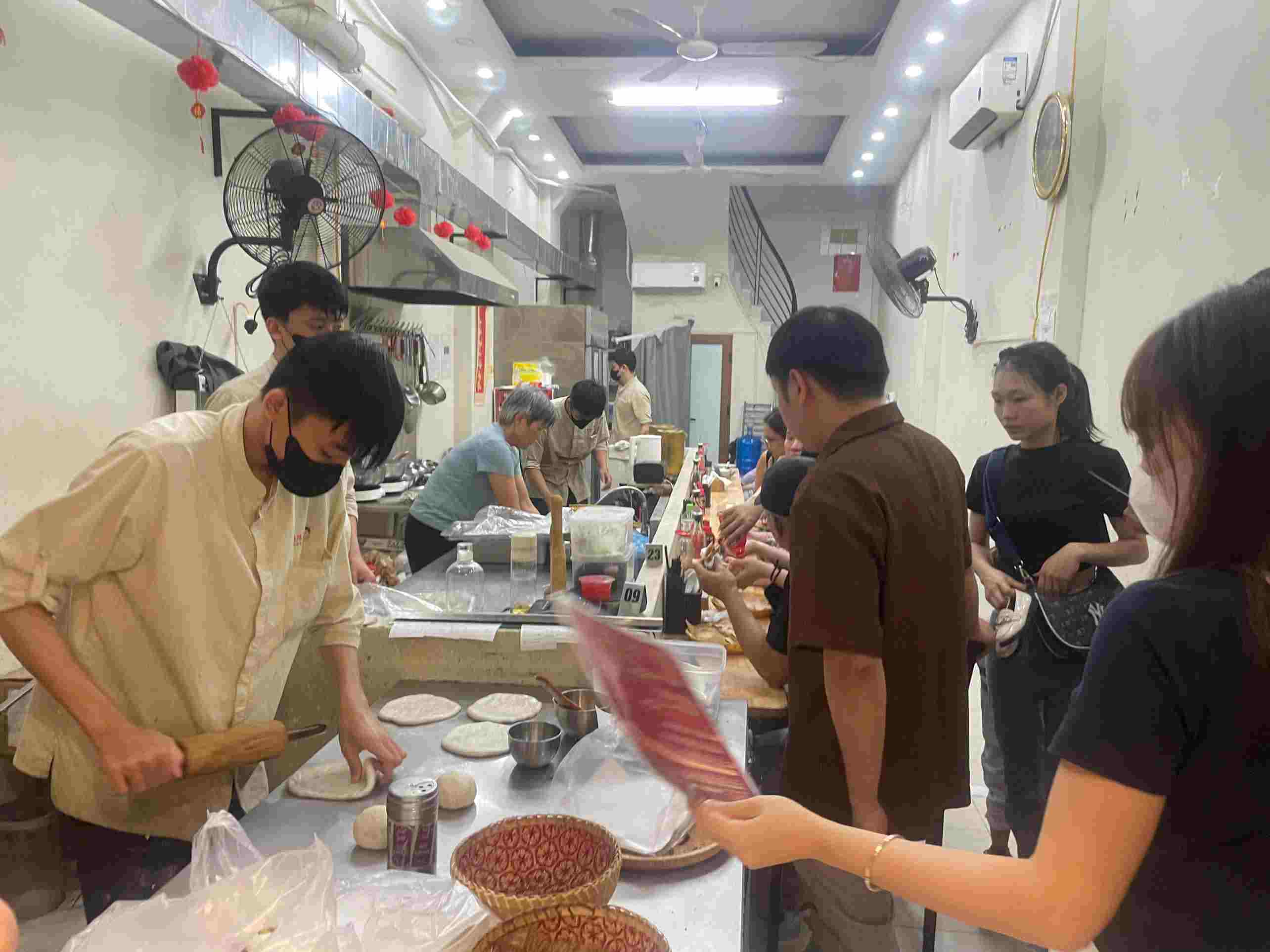 Du khách có thể chọn ngồi thưởng thức tại chỗ hoặc mua mang về tùy nhu cầu. Ảnh: Minh Vũ