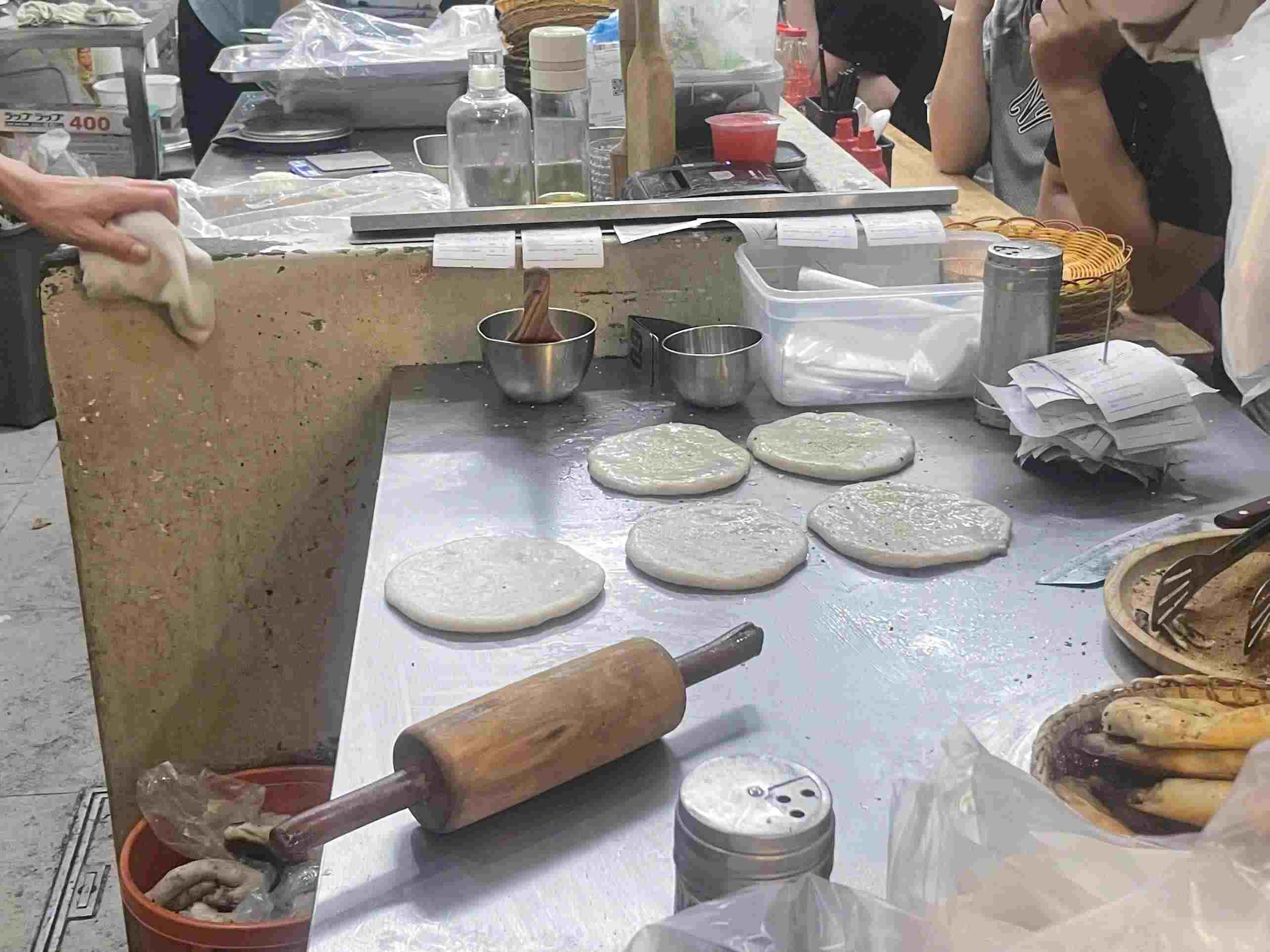 Bánh nướng chú Trần được làm thủ công hoàn toàn. Ảnh: Minh Vũ