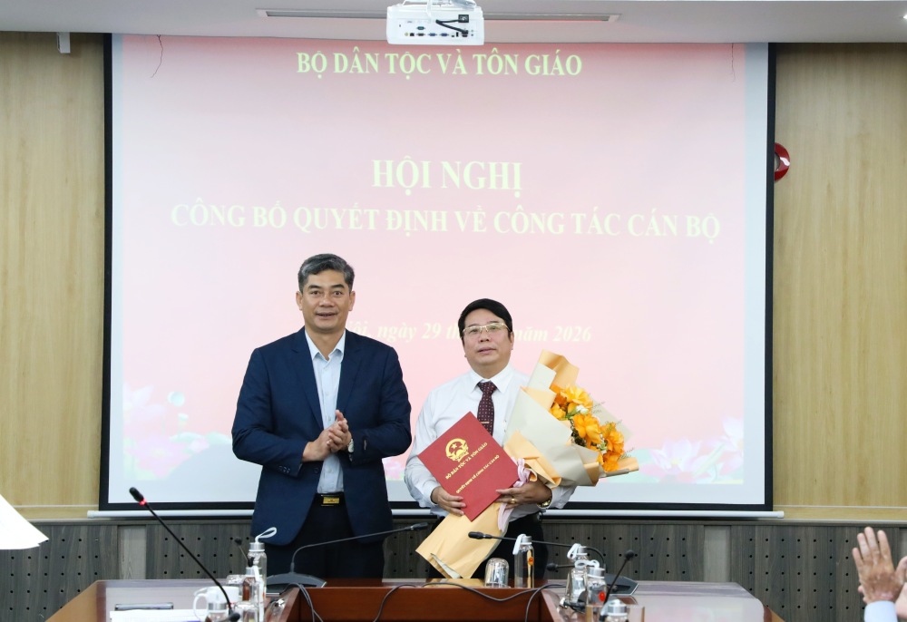 Thứ trưởng Y Vinh Tơr chủ trì hội nghị công bố, trao quyết định bổ nhiệm cán bộ cho ông Nguyễn Viết Hưng. Ảnh: Bộ Dân tộc và Tôn giáo