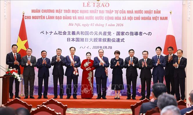 Politburo Member, Prime Minister Le Minh Hung and Japanese Prime Minister Takaichi Sanae and delegates take a group photo. Photo: VNA
