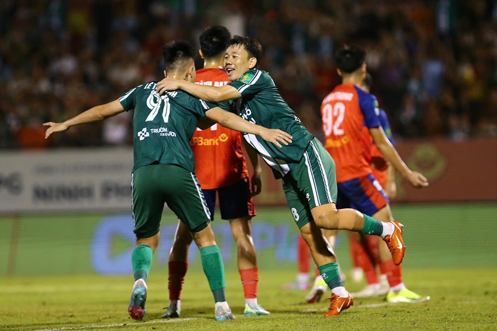 Minh Vuong deja su huella, Dong Nai se acerca al objetivo del ascenso. Foto: Thanh Vu