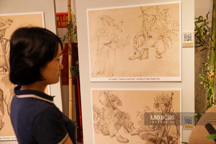 Tourists admire the sketch of the Dien Bien Phu Campaign. Photo: Quang Dat