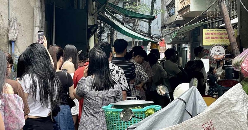 Du khách kiên nhẫn xếp hàng ăn sáng ở Hạ Long dù phải chờ hơn 1 tiếng