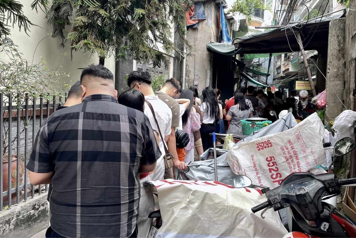 Hàng dài du khách xếp hàng chờ tới lượt thưởng thức bánh cuốn chả mực gốc bàng. Ảnh: Thanh Bình 