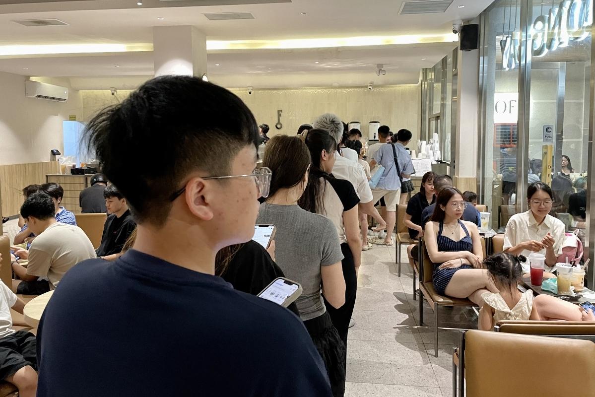 Những quán trà sữa nằm dọc tuyến đường Trần Quốc Nghiễn đều kín bàn, thậm chí phải chờ xếp hàng gọi đồ uống. Ảnh: Thanh Bình 