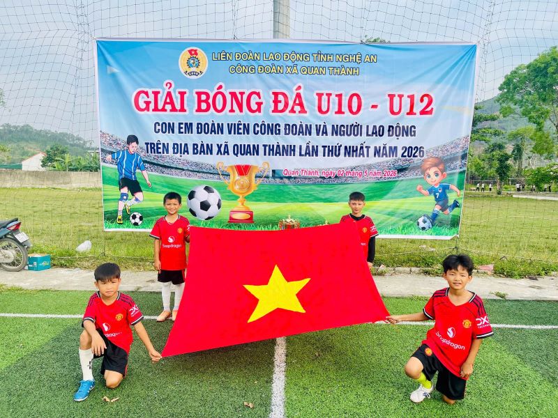 탄사 노동조합은 지역 노동자 자녀를 위한 U10, U12 청소년 남자 축구 대회를 개최했습니다. 사진: 응에안 노동조합