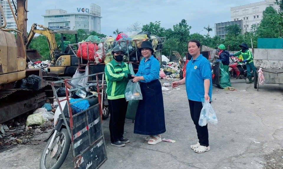 Nghe An Environment and Investment JSC visits and gives gifts to workers working outdoors in hot weather. Photo: Nghe An Trade Union
