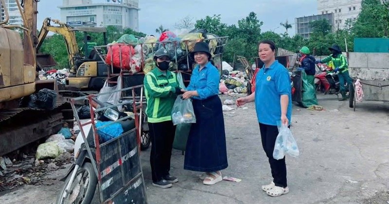 Nghệ An: Công ty Môi trường thăm hỏi, tặng quà công nhân dưới nắng nóng