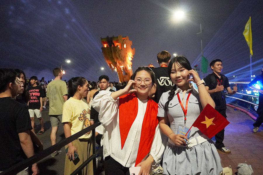 People and tourists in Da Nang are satisfied with the breathtaking canoe chase on the Han River