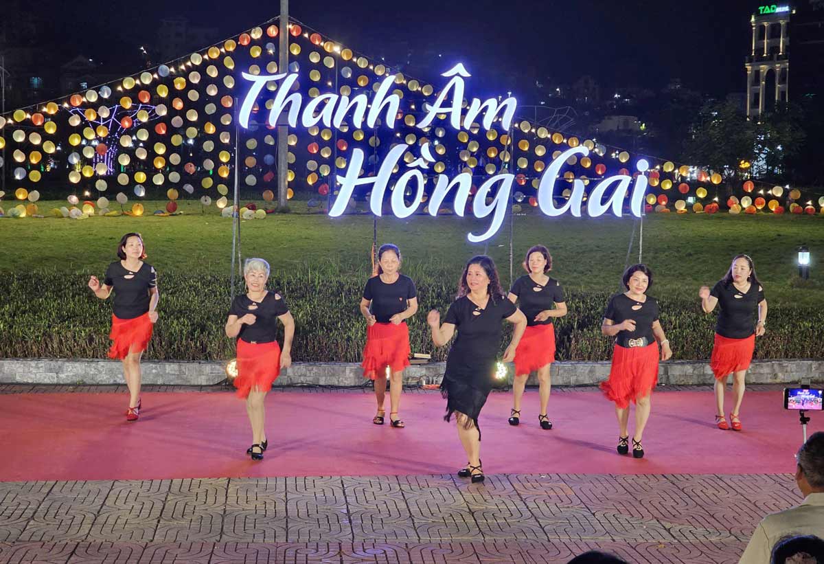 Thanh am Hong Gai - programa de encuentro musical de fin de semana en el barrio de Hong Gai, provincia de Quang Ninh. Foto: Doan Hung