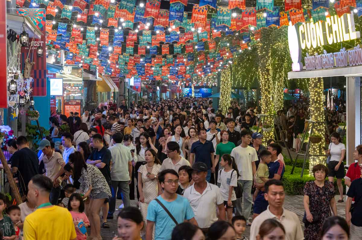 Người dân và du khách tấp nập tới tham quan, trải nghiệm chợ đêm VUI-Fest Ha Long. Ảnh: Diệu Hương