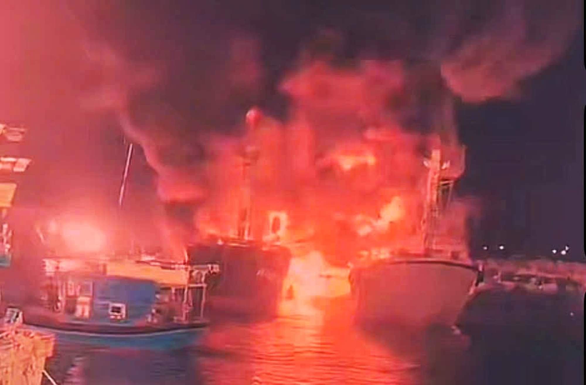 Scene of 2 fishing boats catching fire at night in Khanh Hoa. Photo: Khanh Hoa
