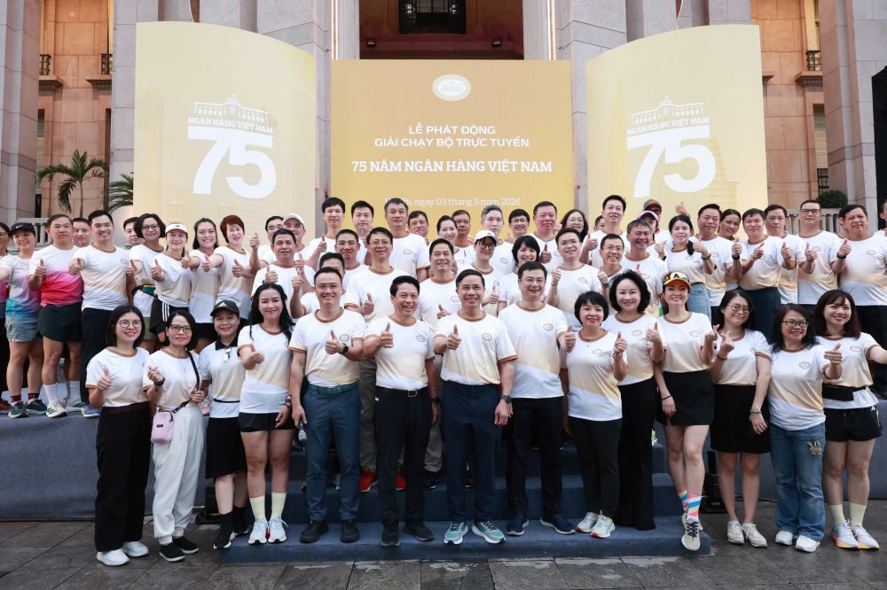 Các vận động viên tham gia giải chạy bộ chụp ảnh với lãnh đạo Ngân hàng Nhà nước Việt Nam. Ảnh: Hải Nguyễn