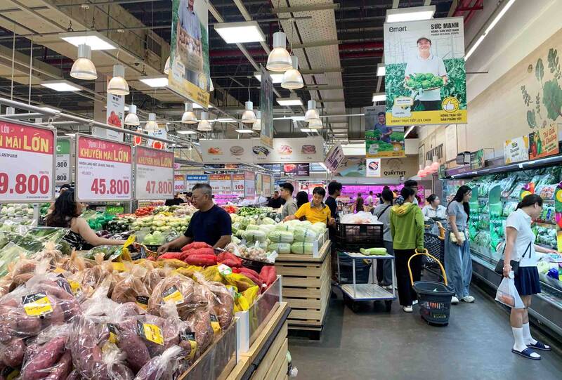 Sức mua tại siêu thị TPHCM tăng trong dịp lễ 30.4-1.5. Ảnh: Hạ Mây