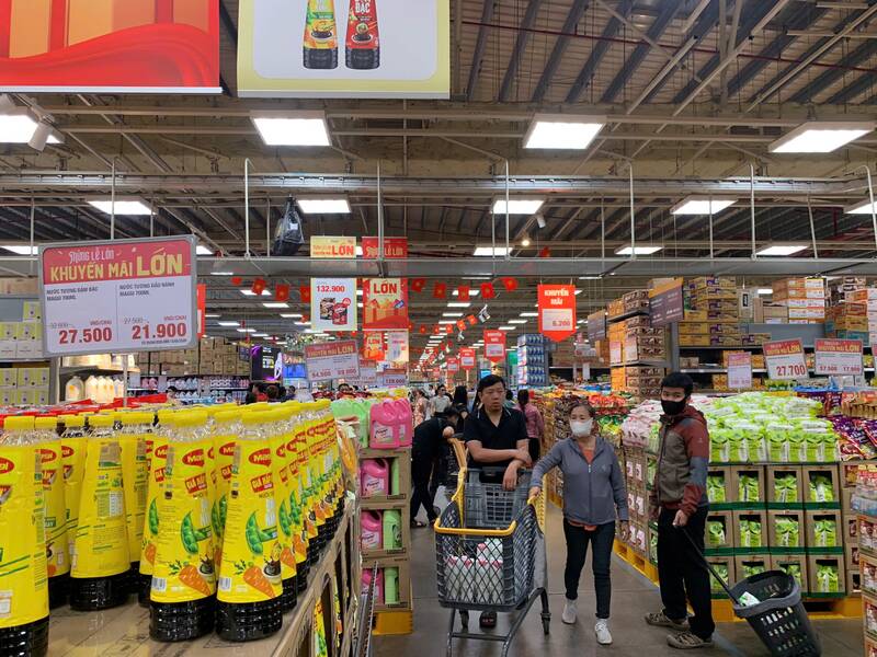 The number of customers coming to supermarkets increased during the April 30th - 1st holiday. 5. Photo: Ha May
