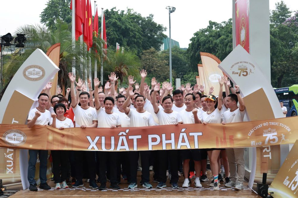 Mr. Nguyen Anh Tuan - Member of the Party Central Committee, Secretary of the Party Committee, President of the Vietnam General Confederation of Labor; Mr. Pham Duc An - Member of the Party Central Committee, Secretary of the Party Committee, Governor of the State Bank of Vietnam and athletes before the starting line, participating in the running race. Photo: Hai Nguyen