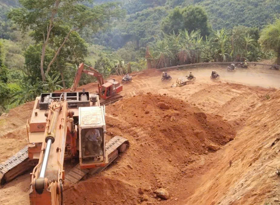 Cơ quan chức năng đang cấm lưu thông để khắc phục sạt lở. Ảnh: Phúc Khánh 