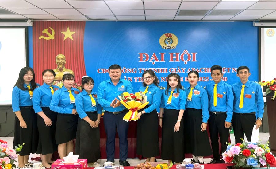 Ms. Le Thi Ngoc Han (5th from right) with the Executive Committee of Apache Vietnam Footwear Co., Ltd. Photo: Thanh Mai