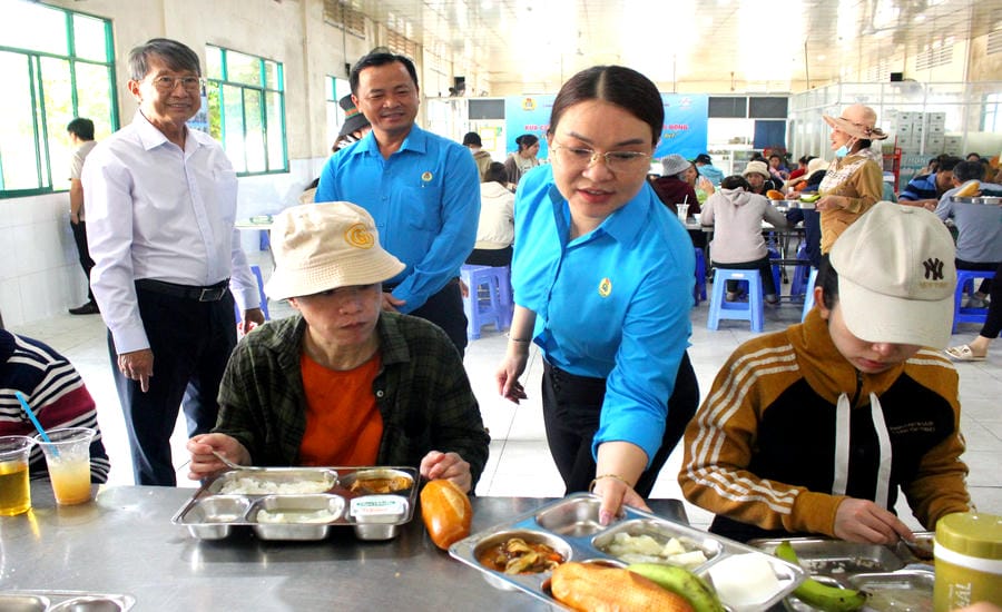 Ms. Phung Thi Ly Ngoc supports workers at the Trade Union Meal. Photo: Thanh Mai