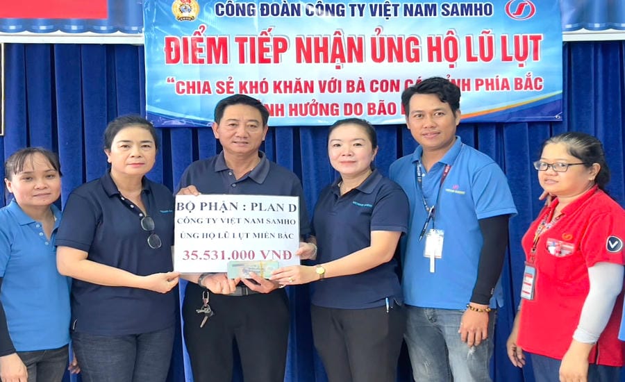 Plan B workers, Vietnam Samho Co., Ltd. contribute to support people affected by floods. Photo: Duc Long