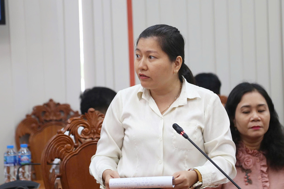Bà Nguyễn Thị Thanh Trúc nêu ý kiến kiến nghị. Ảnh: Hoài Phương