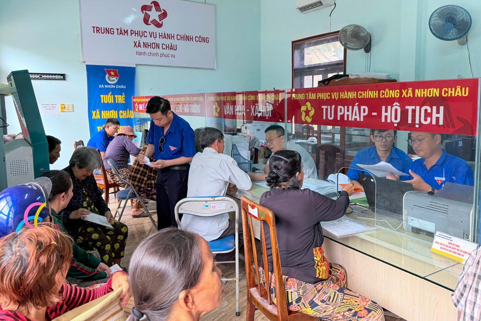 A team of non-specialized workers in Nhon Chau commune (Gia Lai) supports people in resolving procedures. Photo: Nhon Chau