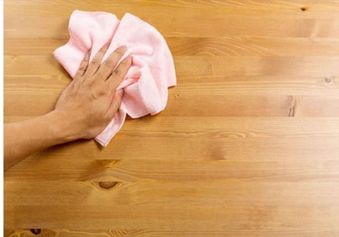 Effectively apply the stain treatment process on the table surface. Photo: Tuan Dat