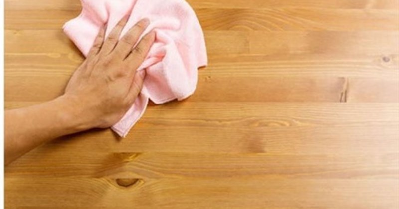 Xử lý vết ố mốc trái cây trên mặt bàn gỗ